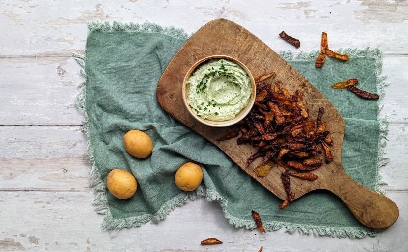 Kartoffelskræl-chips med dip Kartoffelskræl-chips med dip